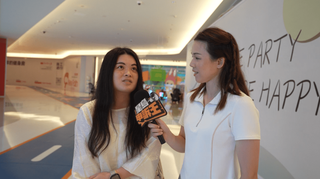 羅小姐反指香港商場冷氣凍如冰窖，必須穿外套保暖。