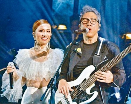 豹哥邀太太做嘉賓，夫妻合唱一曲。