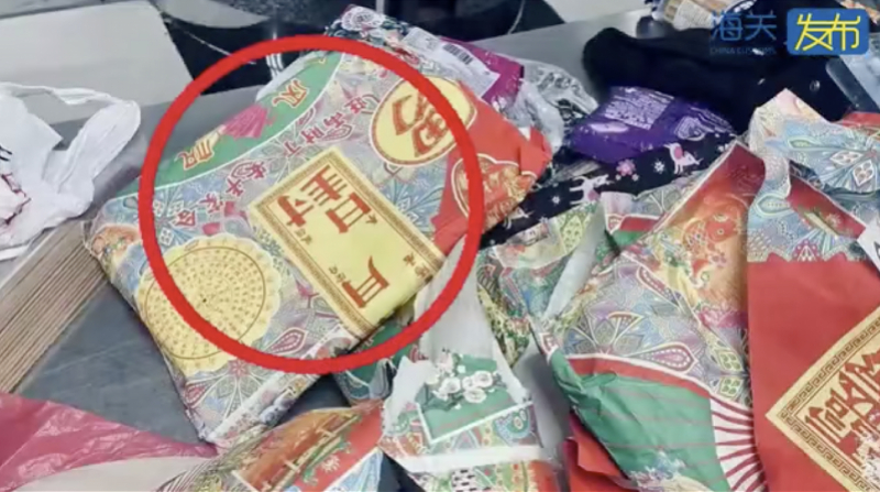 今年3月28日，深圳湾海关截停一名入境旅客，发现他在祭祀用的衣包内暗藏美容针。