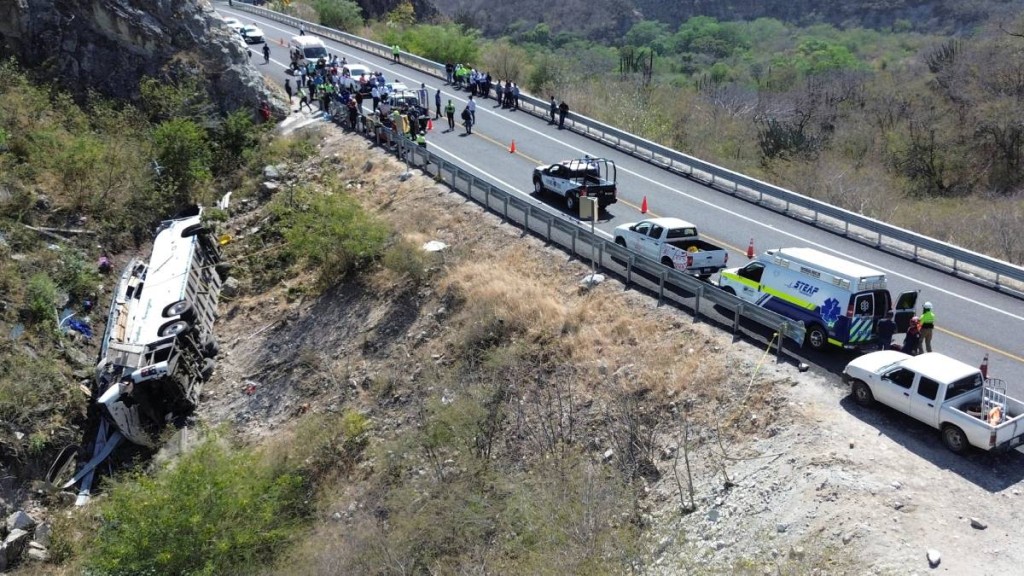 墨西哥瓦哈卡一輛巴士於當地一高速公路側翻，造成18人死亡。路透社