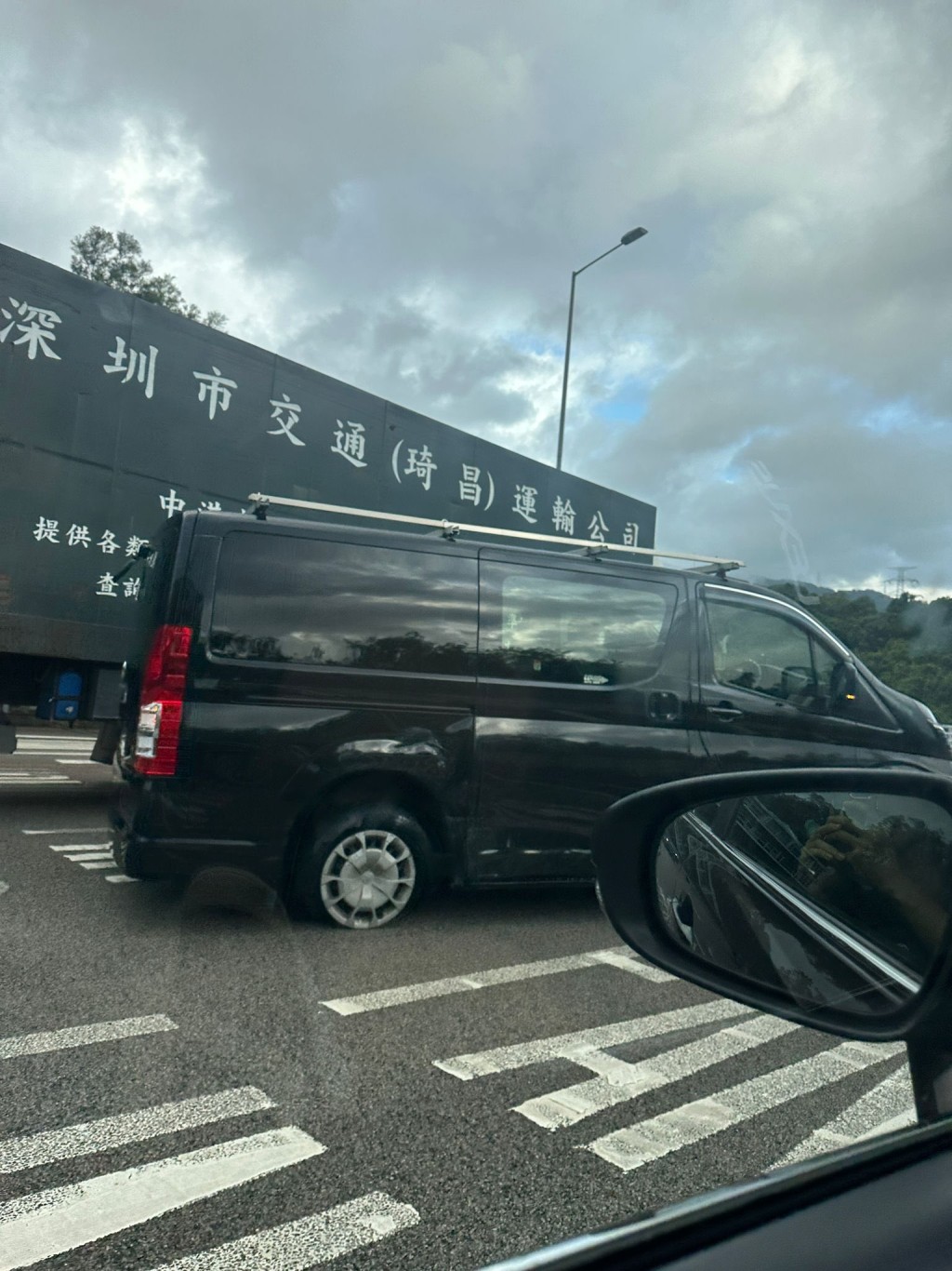 私家車與貨車相撞。fb馬路的事 (即時交通資訊台) Bosco Chu圖片 