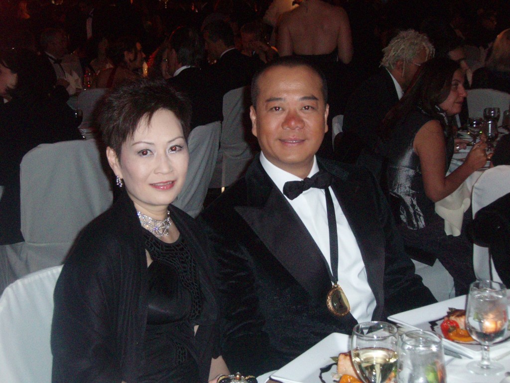 欧阳震华当年与太太、傅老榕孙女傅洁娴一同赴美国纽约出席《第35届国际艾美奖》。