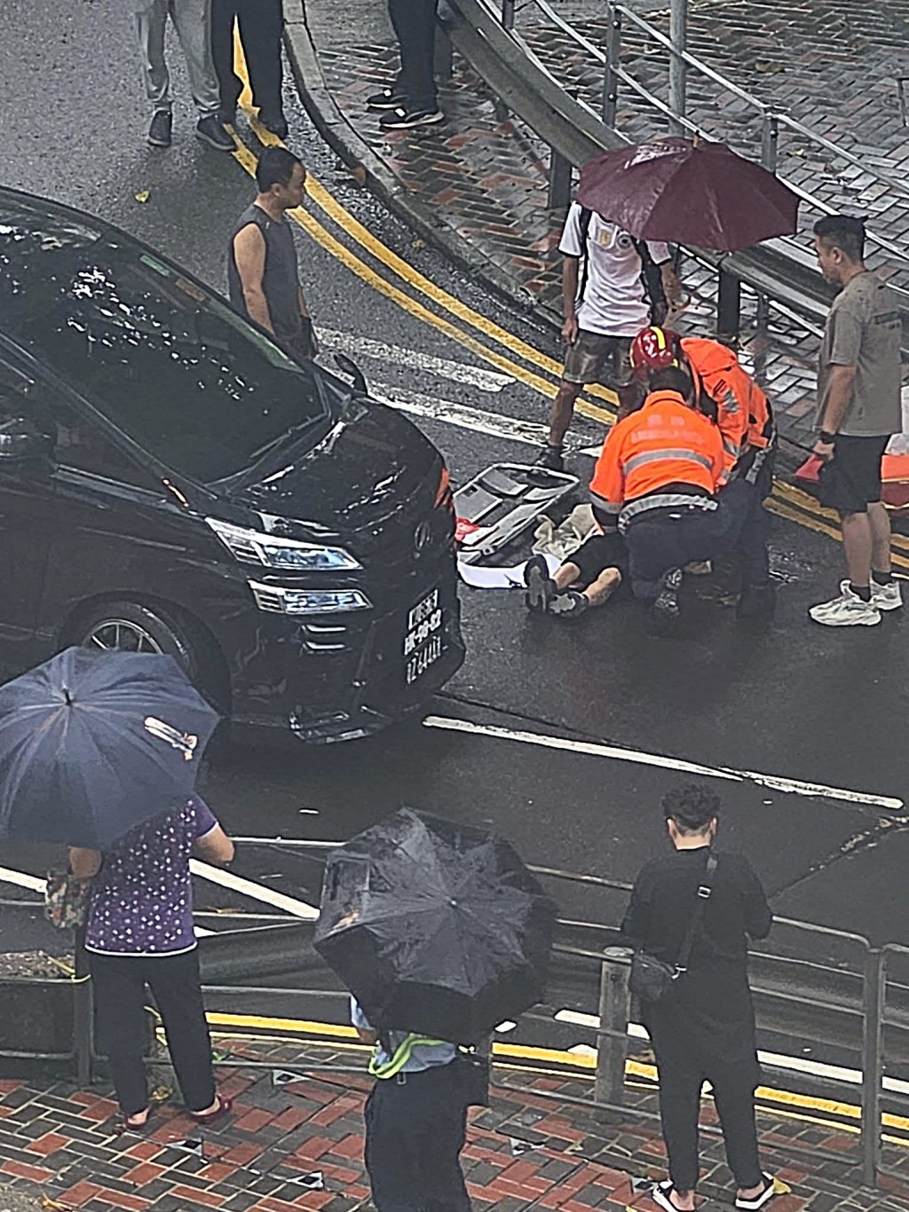 老婦被撞倒地受傷。fb： 慈雲山資訊交流