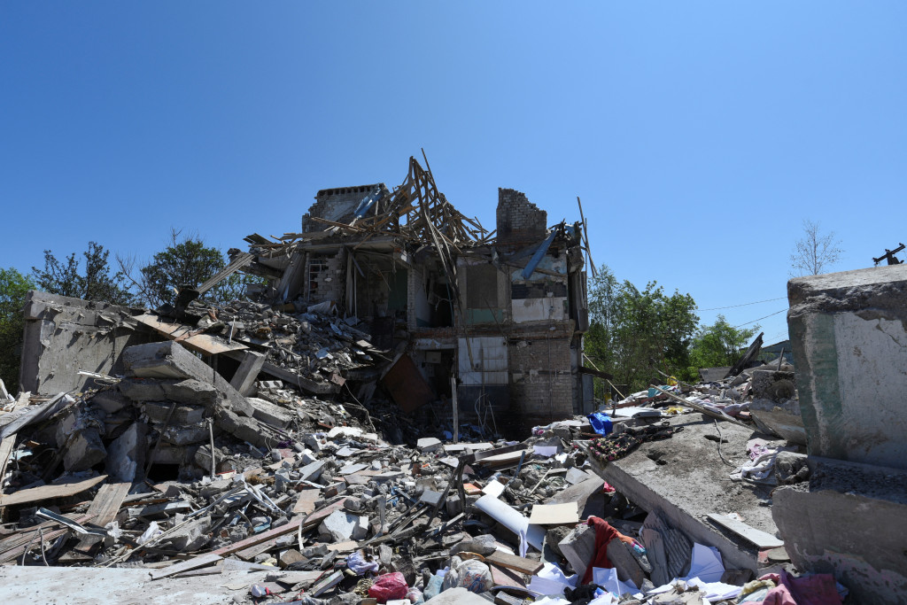 俄軍空襲烏克蘭中部城市第聶伯羅（Dnipro）一住宅區，多個民居被摧毀。（路透社）
