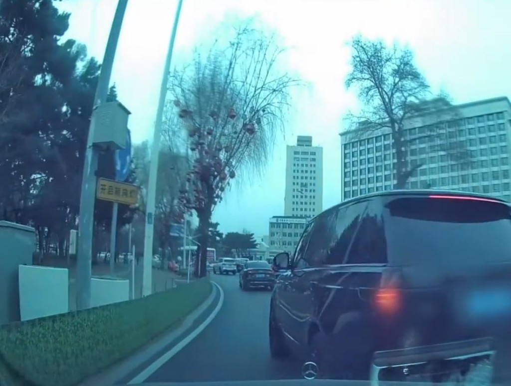 Benz因Range Rover惡意急煞8次導致撞毀。