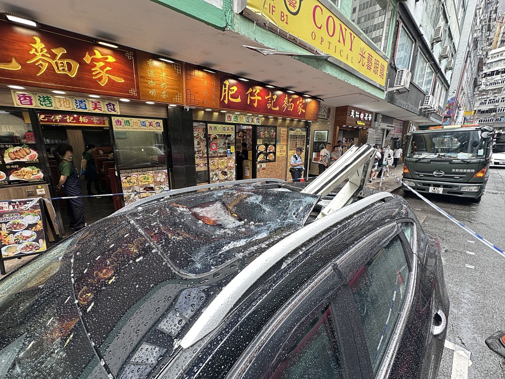 鋁窗直插入車廂內。梁國峰攝 鋁窗直插入車廂內。梁國峰攝