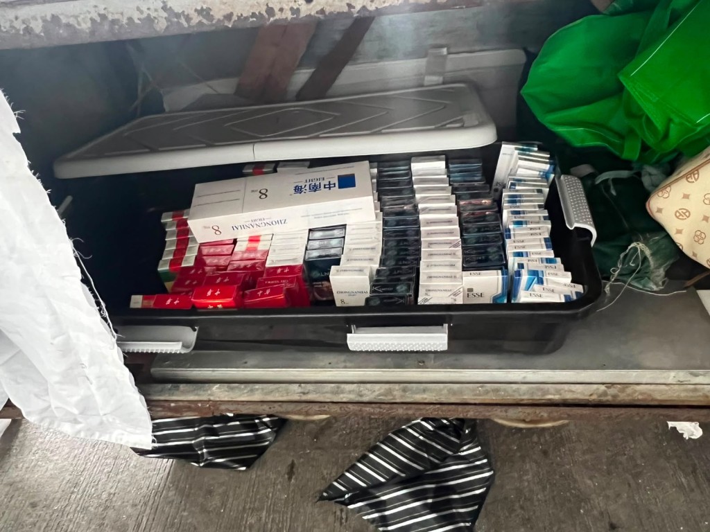 海關指,一直有密切留意市面流動攤檔售賣私煙的情況,並派員到不同地區巡查。海關提供 海關指,一直有密切留意市面流動攤檔售賣私煙的情況,並派員到不同地區巡查。海關提供