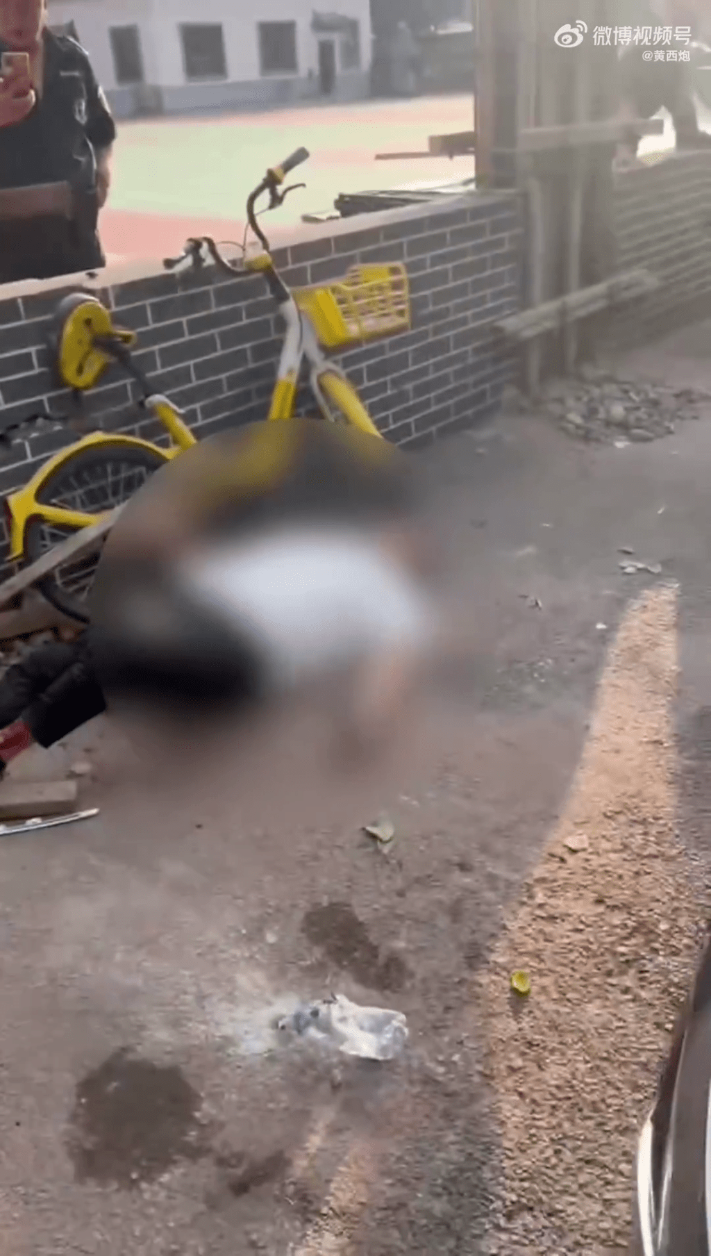 單車男被撞倒地。 單車男被撞倒地。