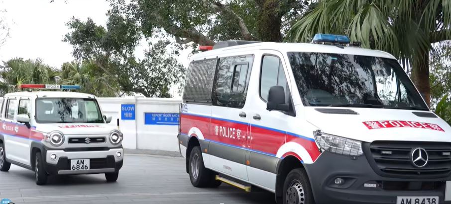 两部小型巡逻车，一部在长洲，一部在山顶。