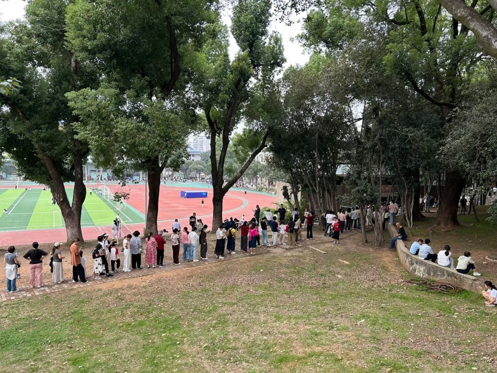 武漢大學開放參觀後出現遊客逼爆校園亂象。小紅書 武漢大學開放參觀後出現遊客逼爆校園亂象。小紅書