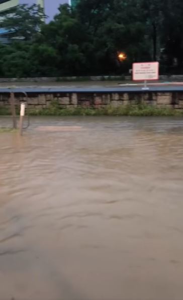 路面成澤國。網上圖片