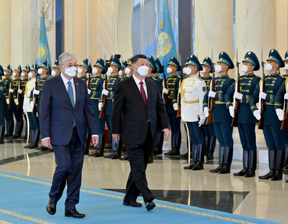 哈薩克總統托卡耶夫（左）為習近平舉行歡迎儀式，共同檢閱儀仗隊。