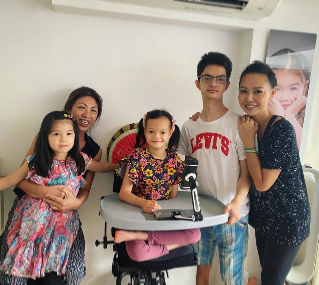 鍾麗淇常帶女兒做善事，她估計現在香港約有150名患四號染色體缺損綜合症的小朋友，希望可以互相做個朋友，互相扶持分享。（圖片來源：IG@yogachung）