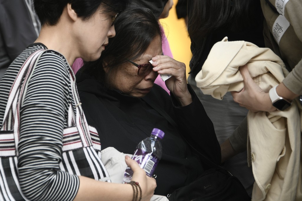 多名住戶得悉家園被焚毀後傷心痛哭。陳浩元攝 多名住戶得悉家園被焚毀後傷心痛哭。陳浩元攝