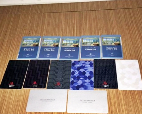 有網民炫耀13張酒店房卡，被批行為如小偷。「香港 Staycation 酒店交流谷」FB圖片