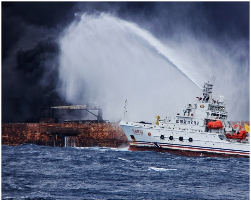 救援人員登上運油輪甲板上，發現兩具遺體。 