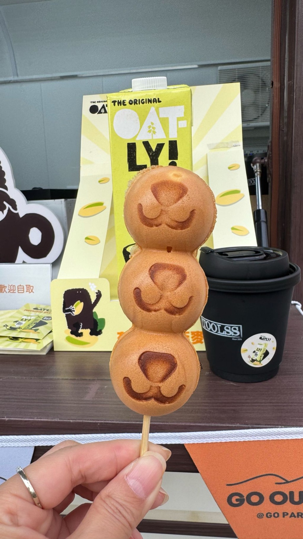 TOOLSS有提供紫薯開心果燕麥奶,還有可愛的小狗圖案雞蛋仔粒。(圖片來源:《親子王》) TOOLSS有提供紫薯開心果燕麥奶,還有可愛的小狗圖案雞蛋仔粒。(圖片來源:《親子王》)