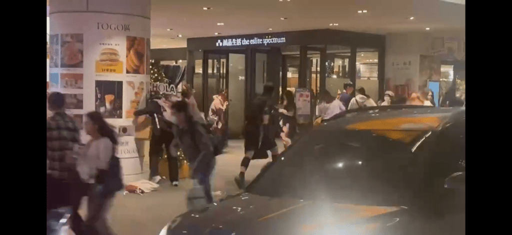 警方指張文去年已策劃犯案,並採購各種護具、煙霧彈及製作汽油彈。 警方指張文去年已策劃犯案,並採購各種護具、煙霧彈及製作汽油彈。