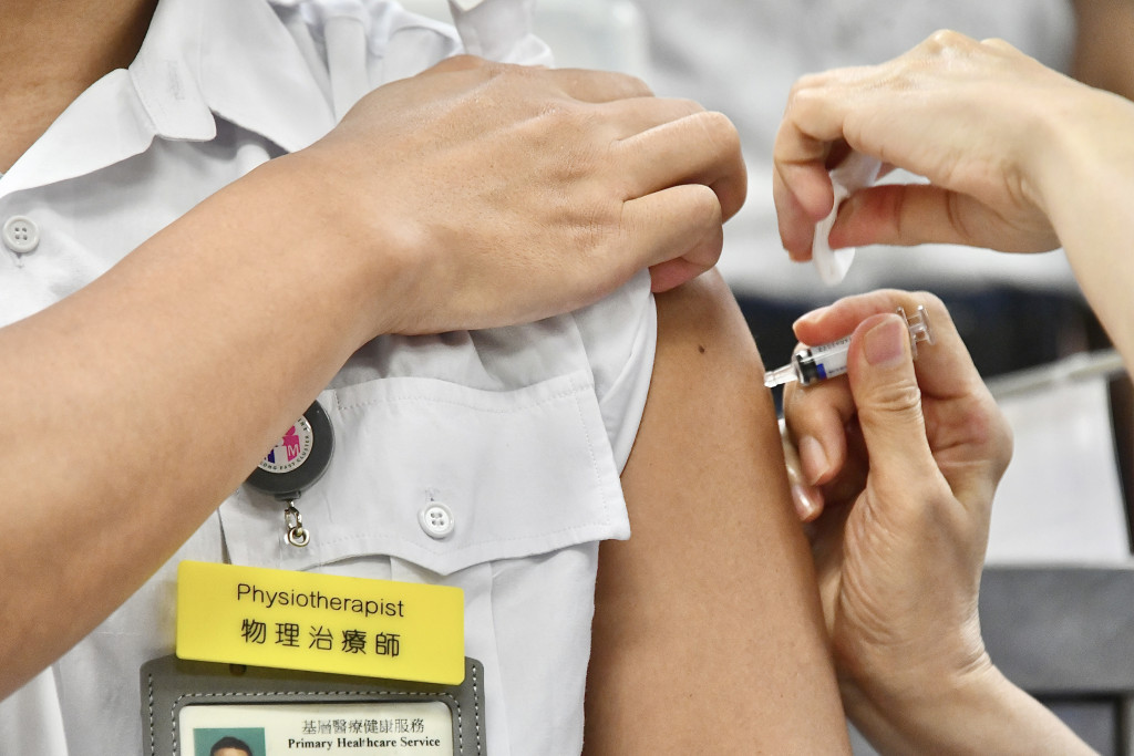 李家超呼籲長者及幼童等流感高危群組盡早接種疫苗。資料圖片