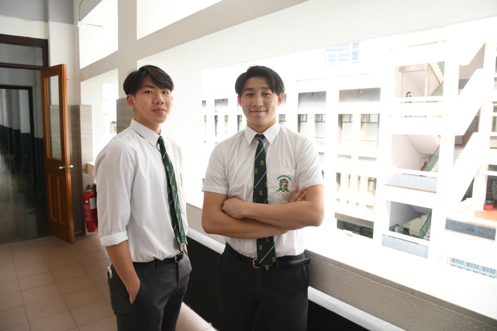 聖若瑟書院中五學生張嘉謙（右）及許浩翔（左），認為透過籃球運動，助他們性格更成熟。