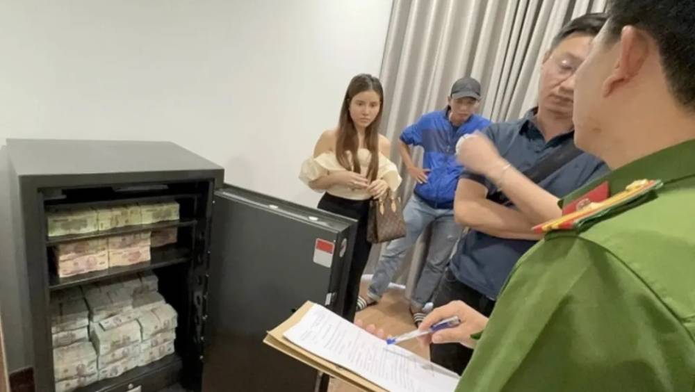 警方從一名涉嫌賣淫團伙頭目的保險箱中查獲大量現金。