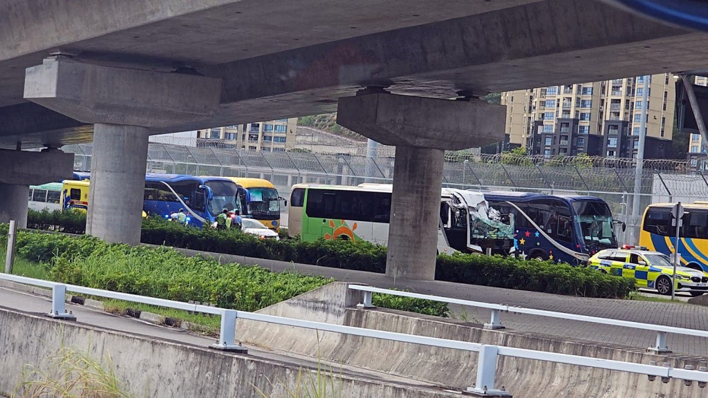 肇事旅遊巴車頭嚴重損毀。fb：旅遊巴士交流暨貼圖區