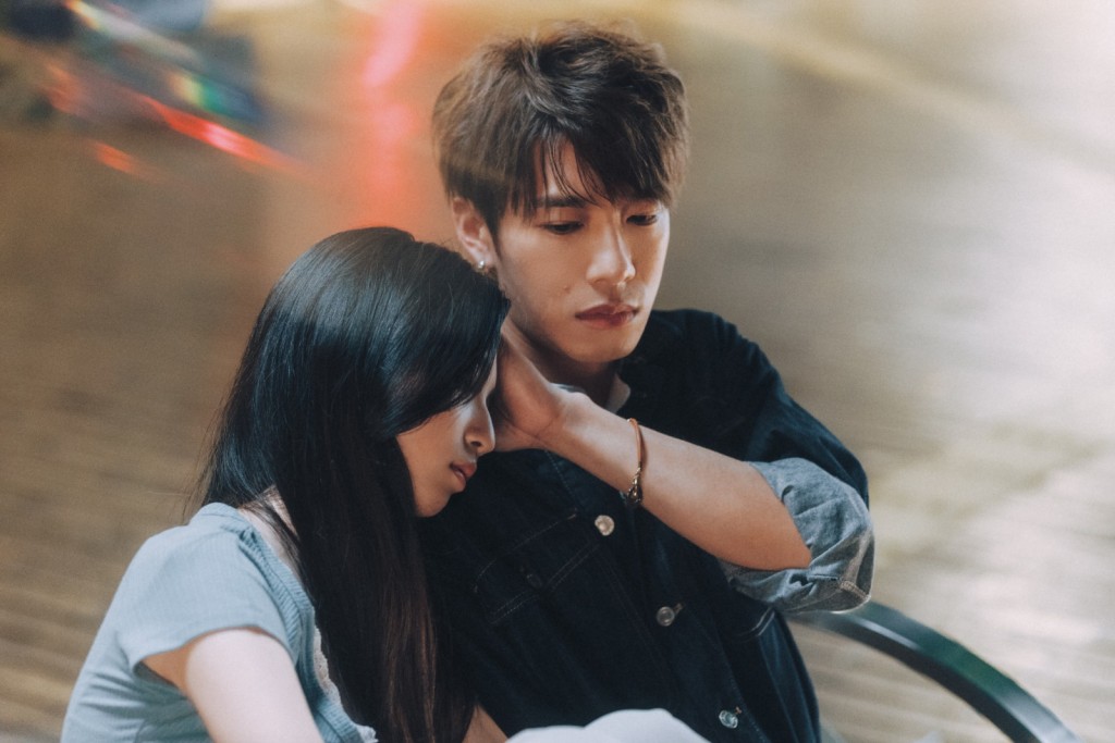 洪嘉豪新歌《親愛的》MV,化身燈箱師,默默守護夢遊女生。 洪嘉豪新歌《親愛的》MV,化身燈箱師,默默守護夢遊女生。