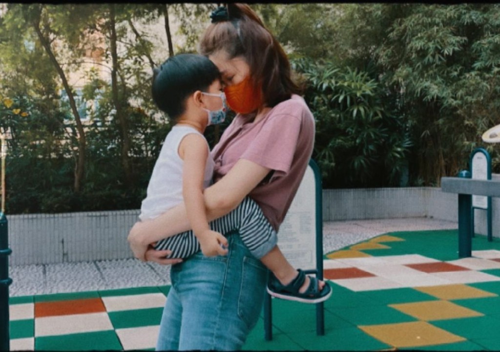香香抱住Jacob好窩心。