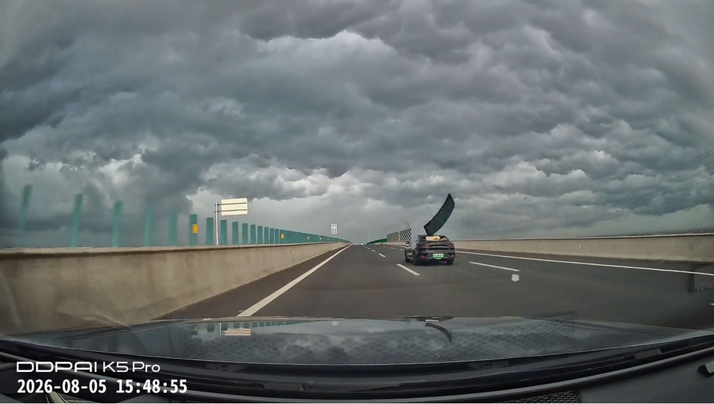 一輛在高速公路行駛的比亞迪後擋風玻璃飛脫，擊毀後車「大銀幕」。抖音