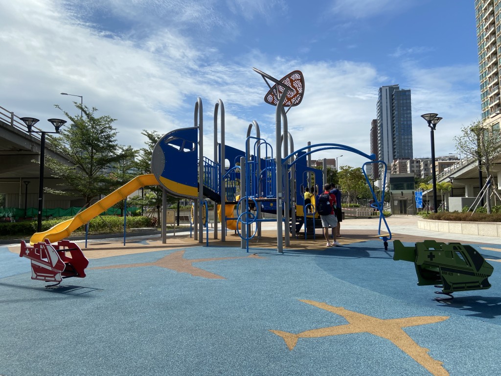 不少遊樂設施均與飛機有關。