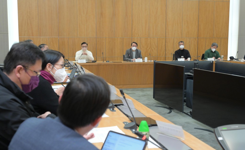 由政务司司长陈国基带领的「通关事务协调组」12月25日在政府总部召开首次会议。（政府新闻处）