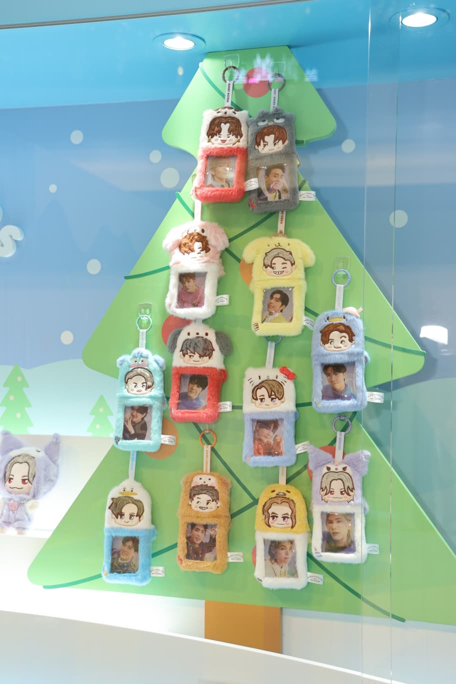 活動上，見MIRROR聯乘卡通人物裝飾品。