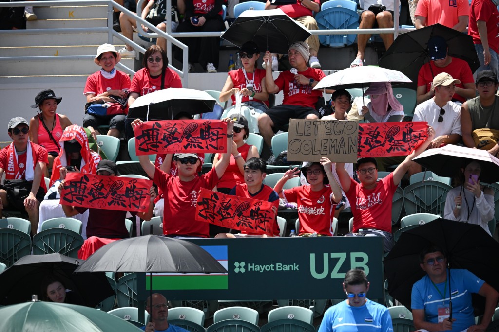 球迷舉起Coleman愛說的「摶盡無悔」口號毛巾打氣。資料圖片