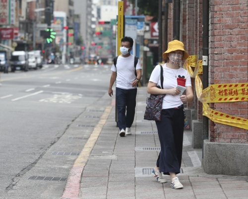 3級防疫警戒下所有民眾出外必須戴口罩。AP