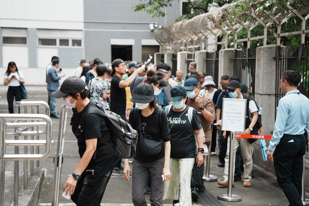 居民有秩序地輪候入庭。汪旭峰攝 居民有秩序地輪候入庭。汪旭峰攝