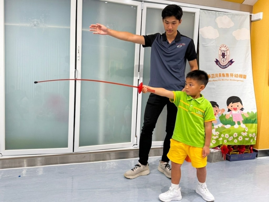 既要照顧幼兒的活動需要,亦要兼顧安全、衞生及課堂秩序,所以進行劍擊活動時,由教練和老師共同照顧下進行。(圖片來源:受訪學校提供) 既要照顧幼兒的活動需要,亦要兼顧安全、衞生及課堂秩序,所以進行劍擊活動時,由教練和老師共同照顧下進行。(圖片來源:受訪學校提供)