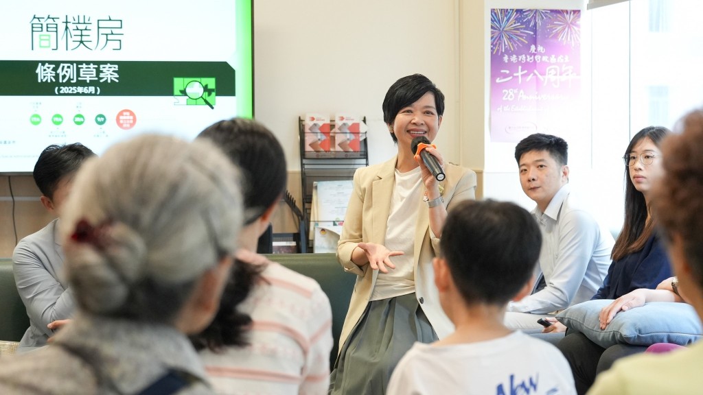 何永賢到深水埗社區客廳介紹簡樸房規管制度,並鼓勵劏房戶申請簡約公屋和過渡性房屋。何永賢fb