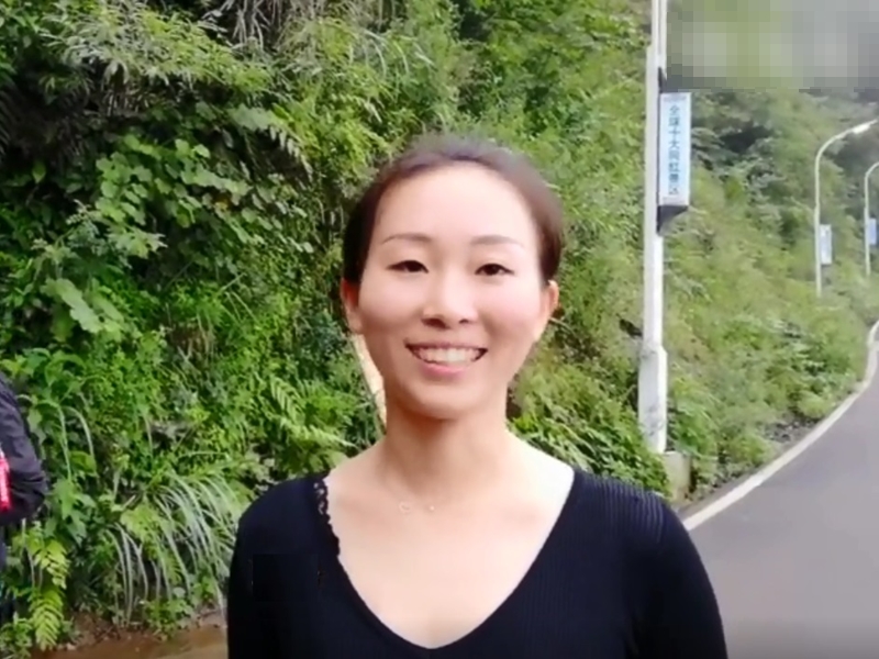 該名女子名叫萬天弟，是重慶萬盛奧陶紀公園的後勤人員。　影片截圖