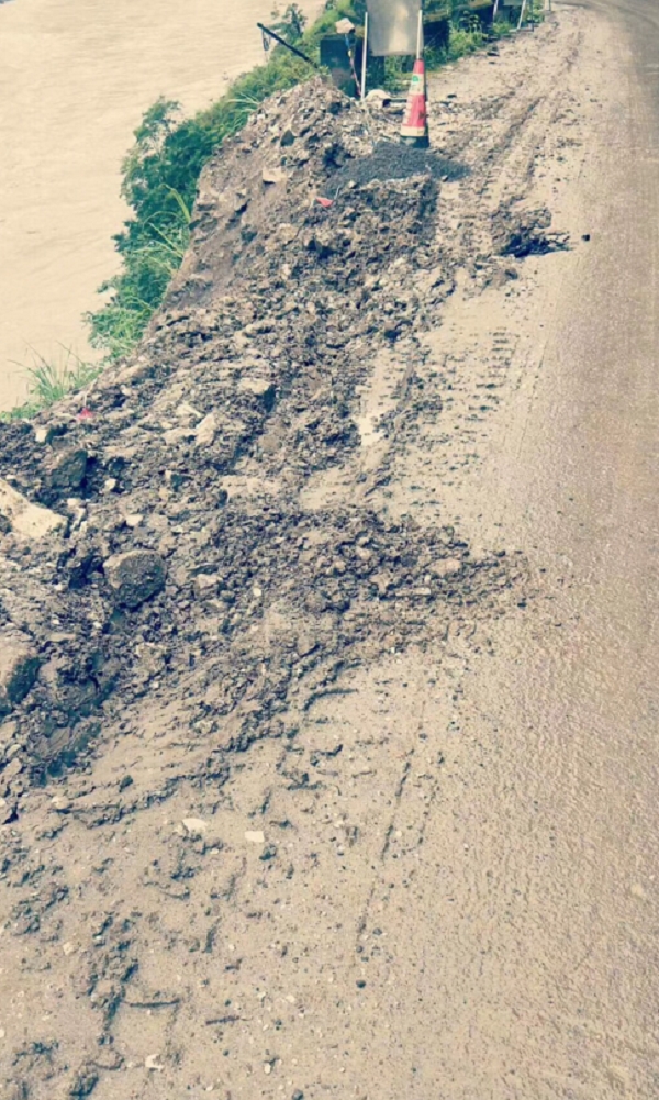 地面仍留下車呔痕。網圖