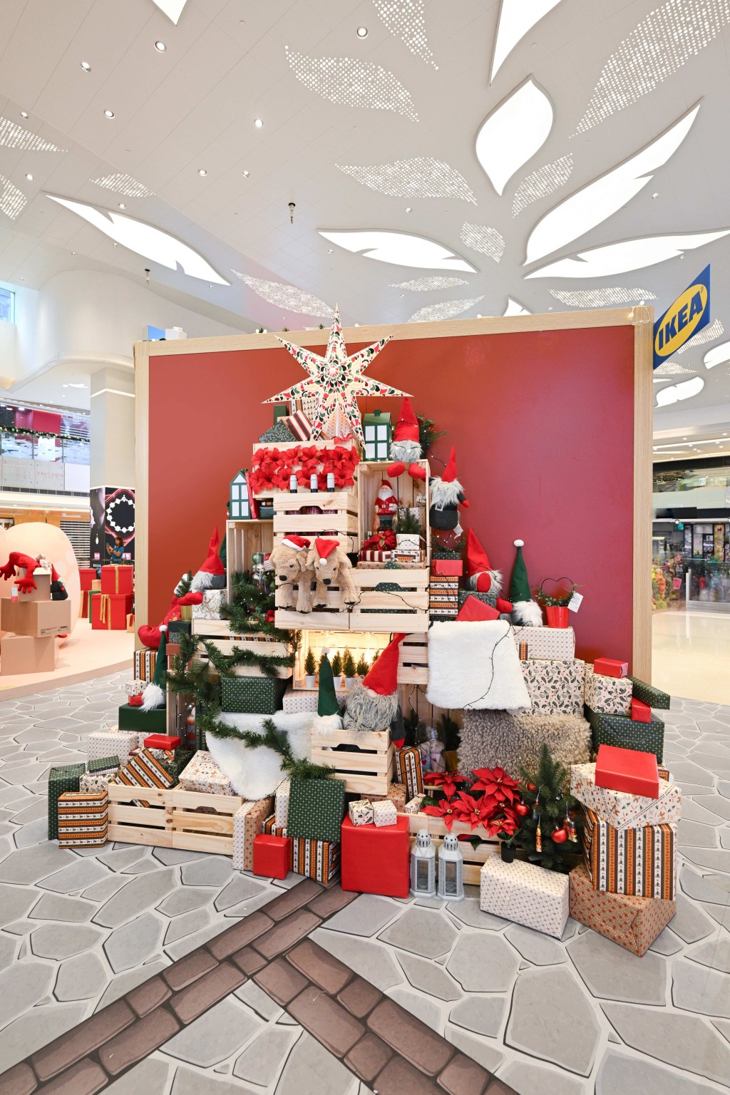 場內除了有滿滿聖誕裝飾、聖誕樹、禮物盒等等