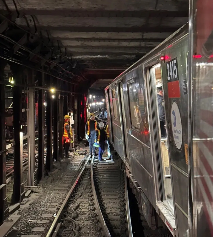 纽约地铁相撞现场。
