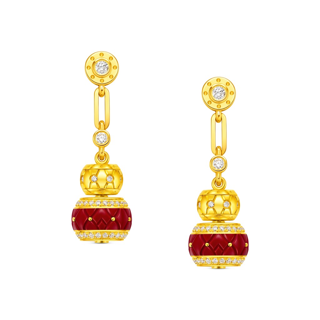 「傳頌」系列福祿鼓999足金鑲天然鑽石耳環。($29,800) 「傳頌」系列福祿鼓999足金鑲天然鑽石耳環。($29,800)
