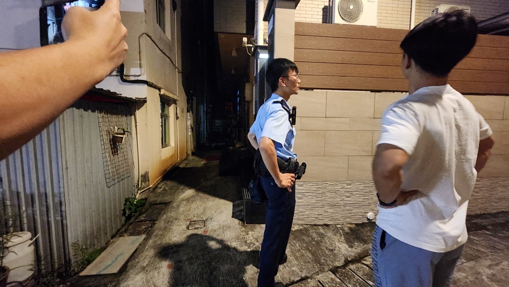 事發後有警員仍在單位外駐守。黃文威攝 事發後有警員仍在單位外駐守。黃文威攝