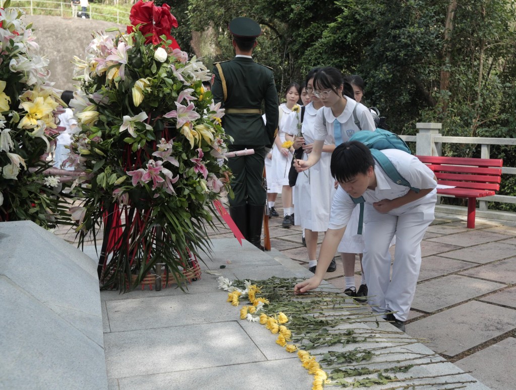 中小学师生代表到乌蛟腾烈士纪念园，瞻仰抗日英烈纪念碑。政府新闻处