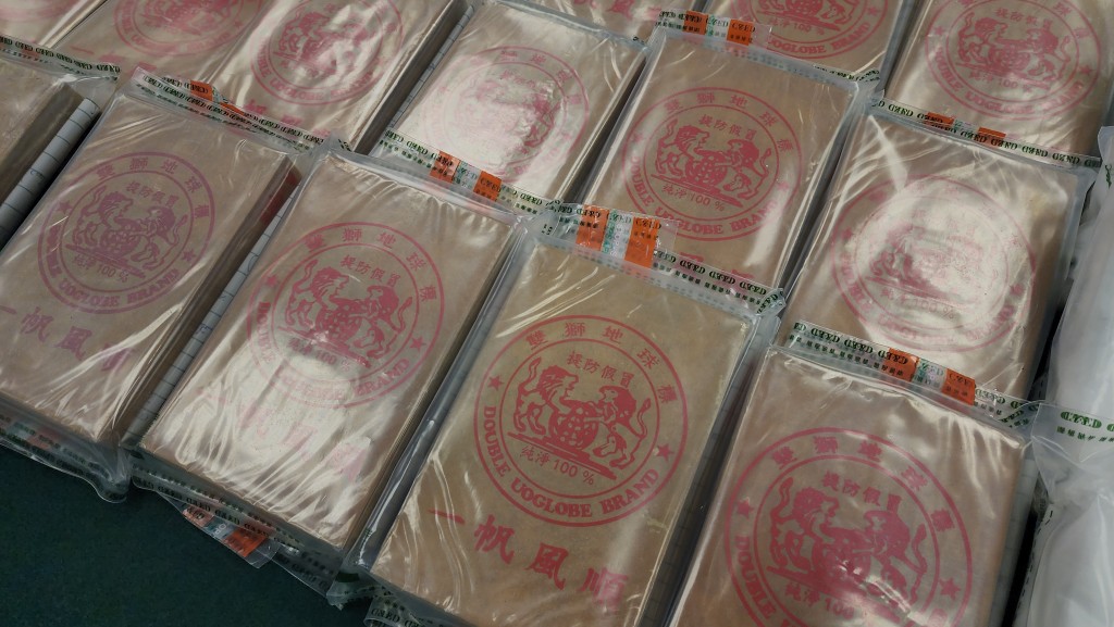 海關檢獲約值700萬元的「雙獅地球牌」懷疑海洛英。 海關檢獲約值700萬元的「雙獅地球牌」懷疑海洛英。