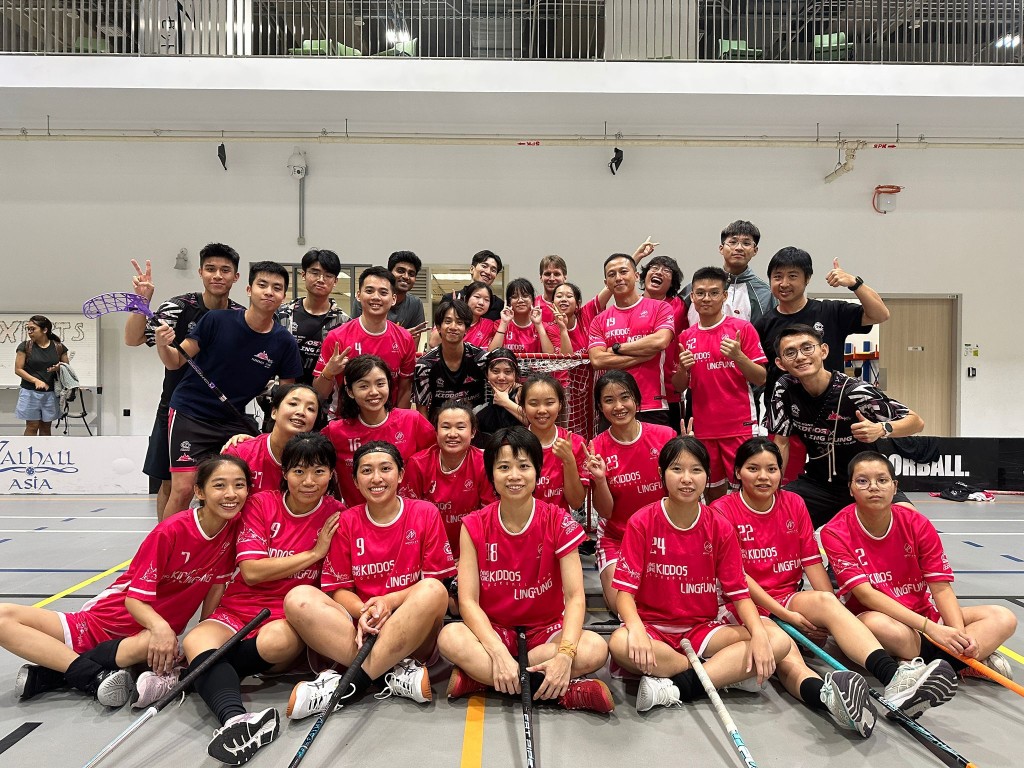 曾詩敏(前排中)盼望有更多人參與香港軟式曲棍球訓練及比賽。 受訪者圖片