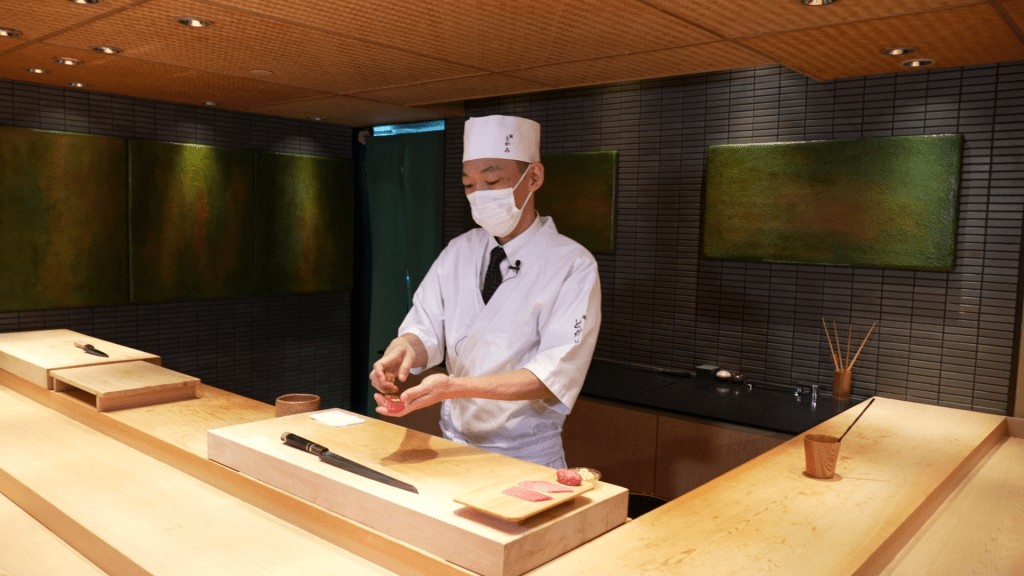 主廚橋本先生細心處理每件壽司飯，用手吃、筷子吃，飯的軟硬度都有不同。