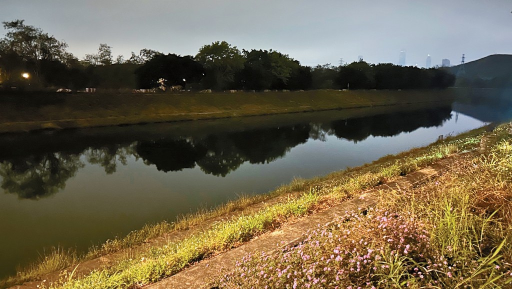 救援人員在梧桐河救起墮海夫婦，惜送院搶救相繼不治。