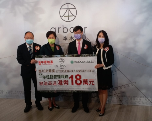 恒基韓家輝(右二)稱，本木最快下周出擊。右一為李菲茹