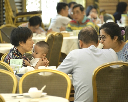 市民在酒樓用餐。